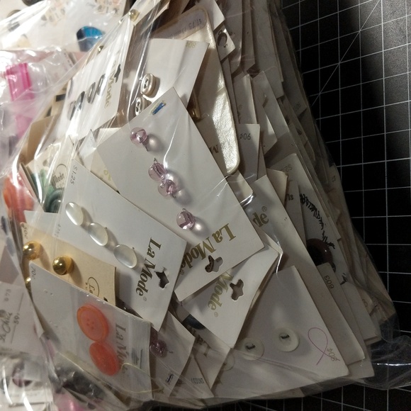 Massive vintage button bundle close to 5lbs - Picture 4 of 13